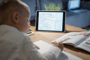 How Students Use AI to Study Smarter (Without Cheating) – 12 Practical Ways